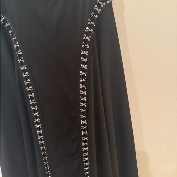 Stiletto skirt with silver hook and eyes.
Size M. - Picture 2 of 13